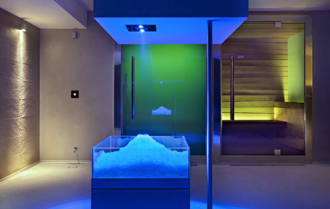 Ледяной фонтан klafs. Дзен терма в красногорске. Люди на курорте. Комната впечатлений. Джакузи баня джакузи баня.